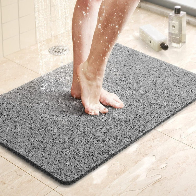 Strukturierte Antirutsch-Duschmatte mit abgerundeten Ecken im Badezimmer