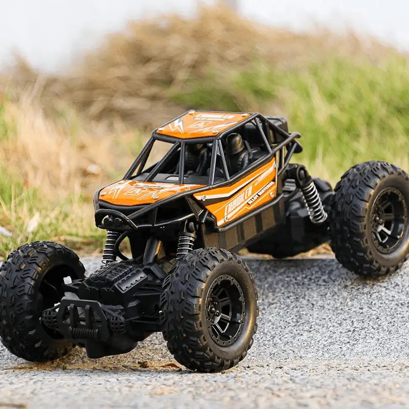 Detailliertes Geländewagen-Spielzeug mit groben Reifen und Überrollkäfig