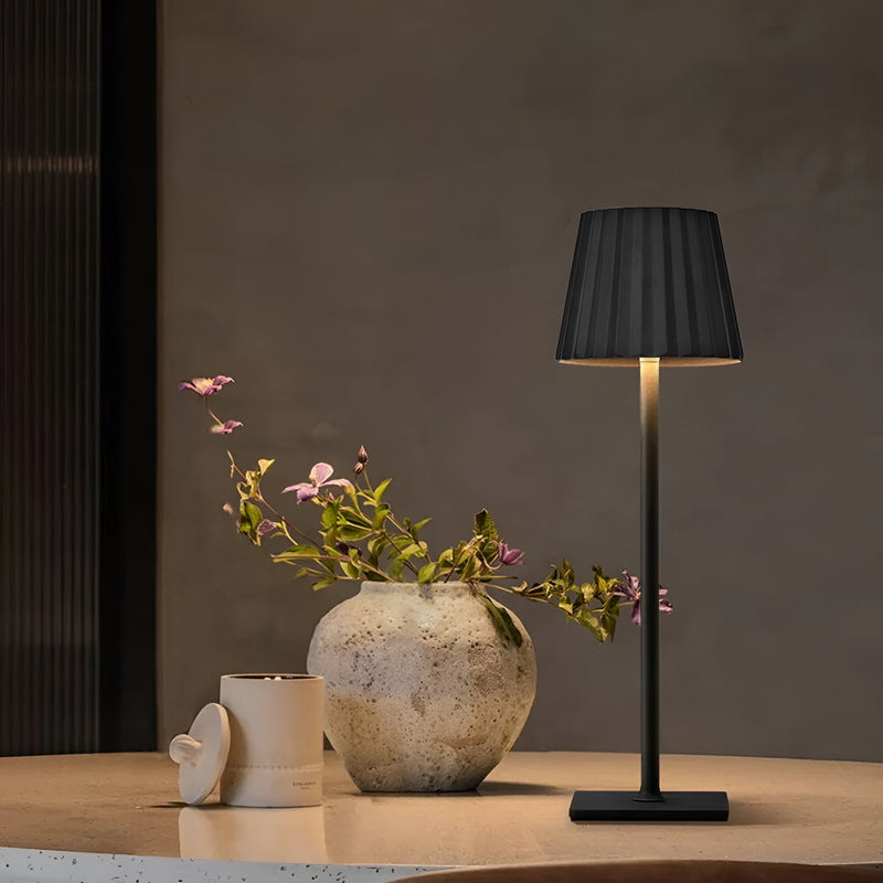Kabellose Akku-Tischlampe mit Plissee-Schirm