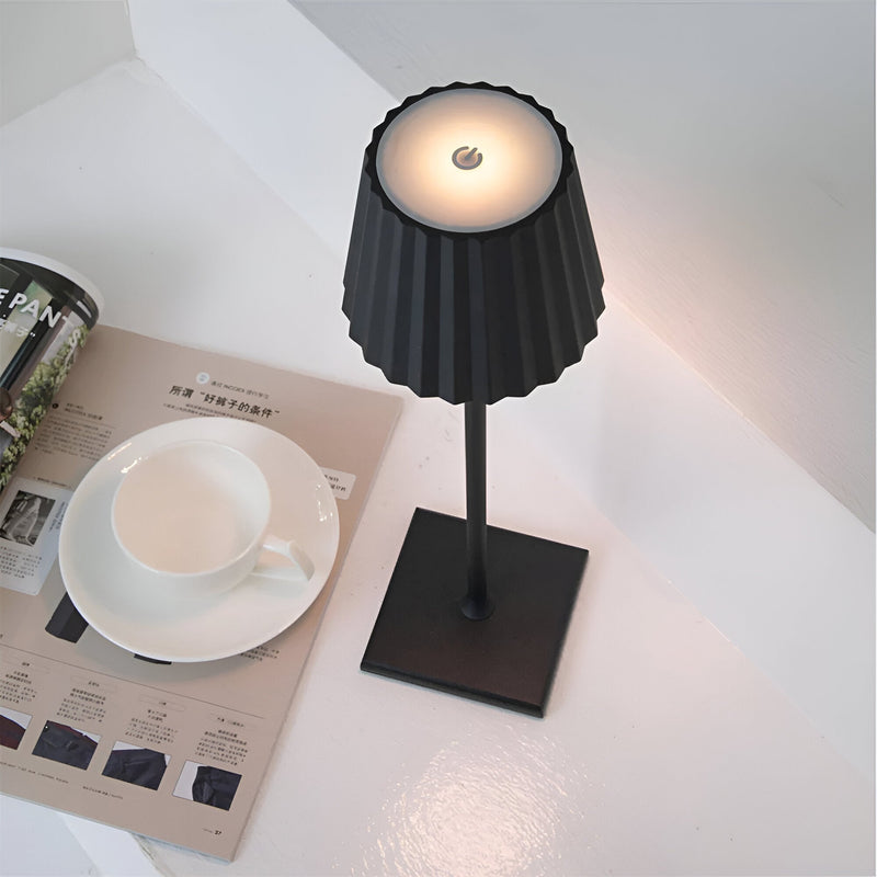Kabellose Akku-Tischlampe mit Plissee-Schirm