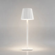 Kabellose Akku-Tischlampe mit Plissee-Schirm