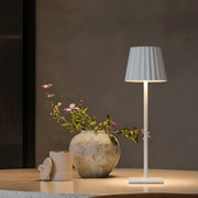 Kabellose Akku-Tischlampe mit Plissee-Schirm