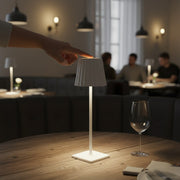 Kabellose Akku-Tischlampe mit Plissee-Schirm