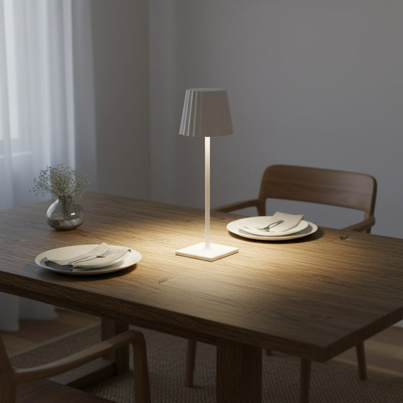 Kabellose Akku-Tischlampe mit Plissee-Schirm