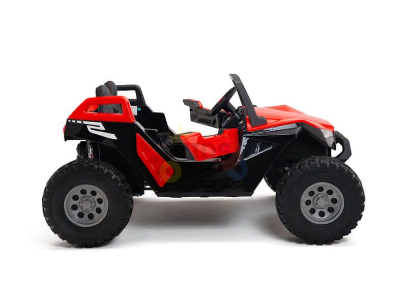 Roter Kinder-Elektrobuggy als Zweisitzer mit großen grobstolligen Reifen