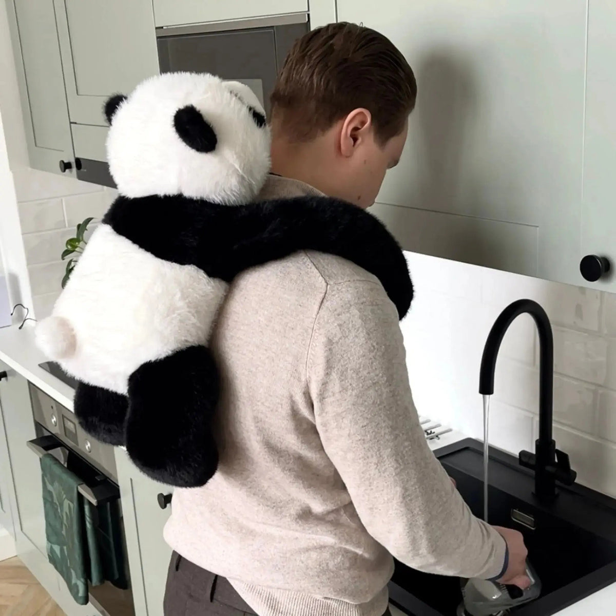 Großes Kuscheltier mit langen Armen zum Umarmen