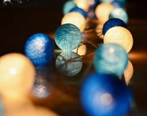LED-Lichterkette mit gewebten Baumwollkugeln