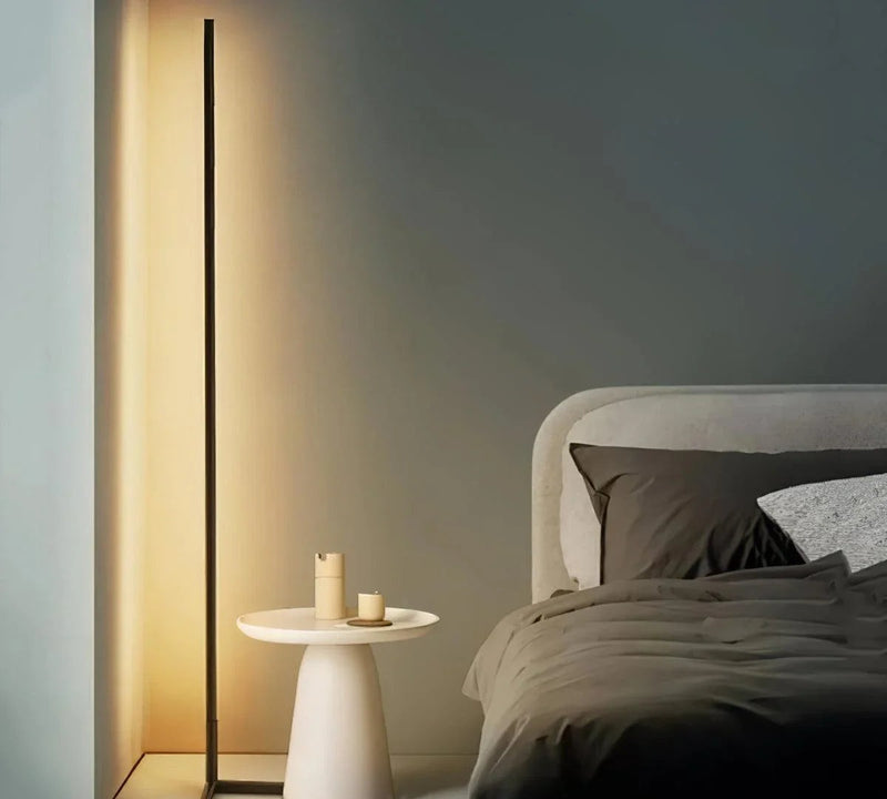 Schlanke LED-Stehleuchte für Ecken und Wohnzimmer