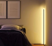 Schlanke LED-Stehleuchte für Ecken und Wohnzimmer