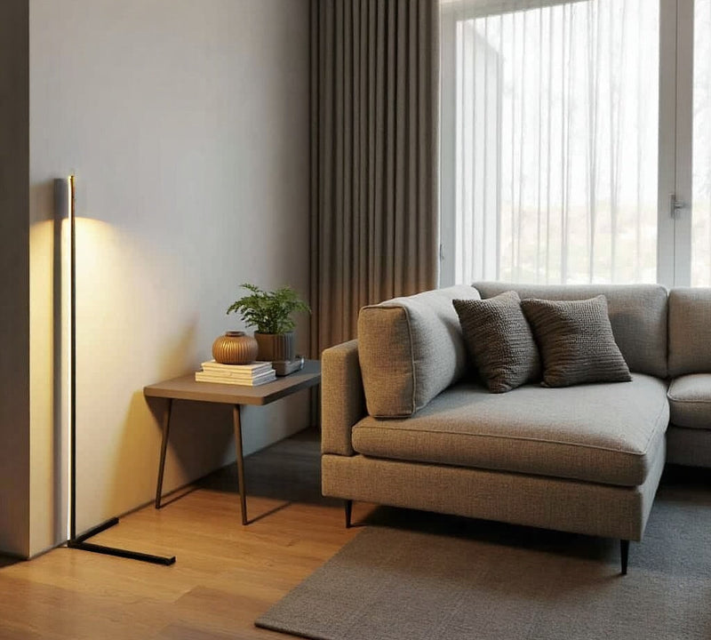 Schlanke LED-Stehleuchte für Ecken und Wohnzimmer