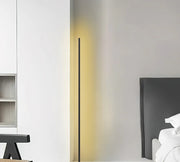 Schlanke LED-Stehleuchte für Ecken und Wohnzimmer