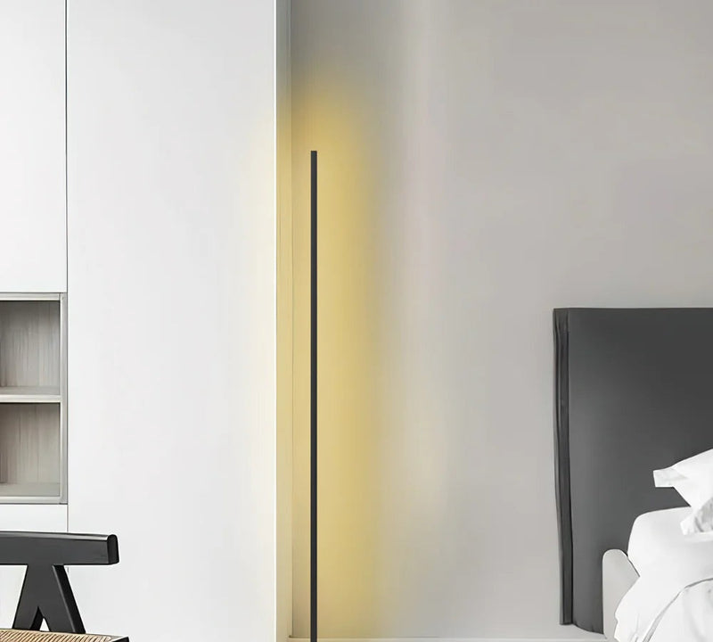 Schlanke LED-Stehleuchte für Ecken und Wohnzimmer