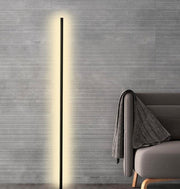 Schlanke LED-Stehleuchte für Ecken und Wohnzimmer