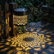Schwarze Solarleuchte mit Mandala-Muster und dekorativer Lichtprojektion