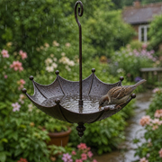 Hängende bronzefarbene Vogelfutterstelle mit Vogelbad im Schirmdesign