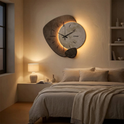 Dekorative graue Wanduhr mit Mondmotiv und warmem Hintergrundlicht