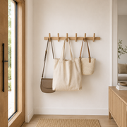 Wandgarderobe aus Eichenholz mit mehreren abgerundeten Haken an einer hellen Wand
