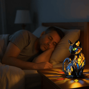 Handgefertigte LED-Katzenlampe in farbiger Mosaikoptik auf einem Tisch