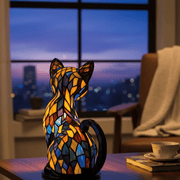 Handgefertigte LED-Katzenlampe in farbiger Mosaikoptik auf einem Tisch