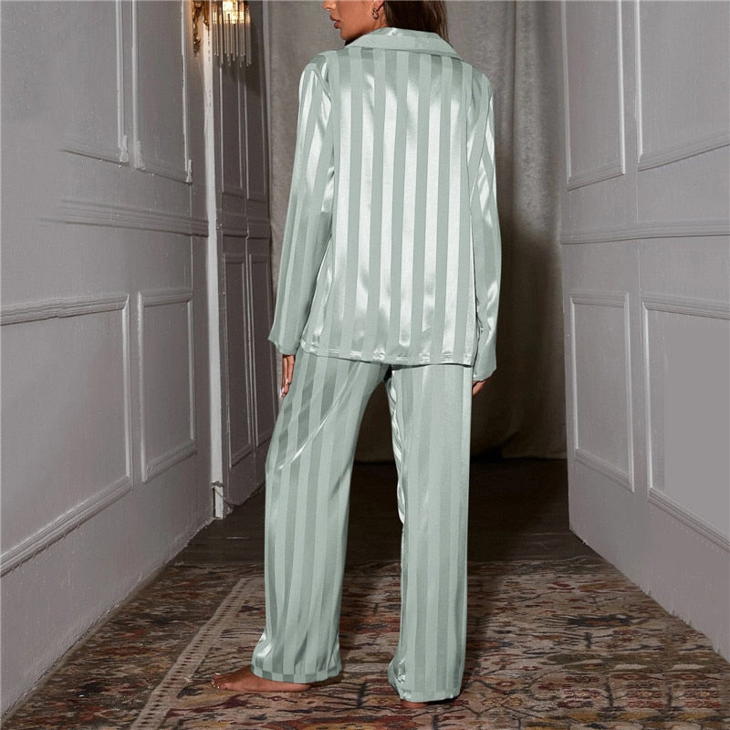 Klassischer Damen-Pyjama in gestreifter Satin-Optik