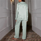 Klassischer Damen-Pyjama in gestreifter Satin-Optik