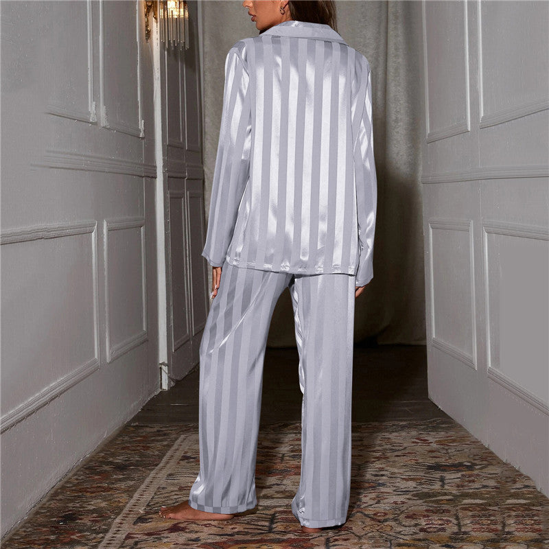 Klassischer Damen-Pyjama in gestreifter Satin-Optik