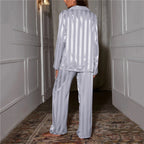 Klassischer Damen-Pyjama in gestreifter Satin-Optik