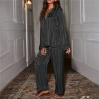 Klassischer Damen-Pyjama in gestreifter Satin-Optik
