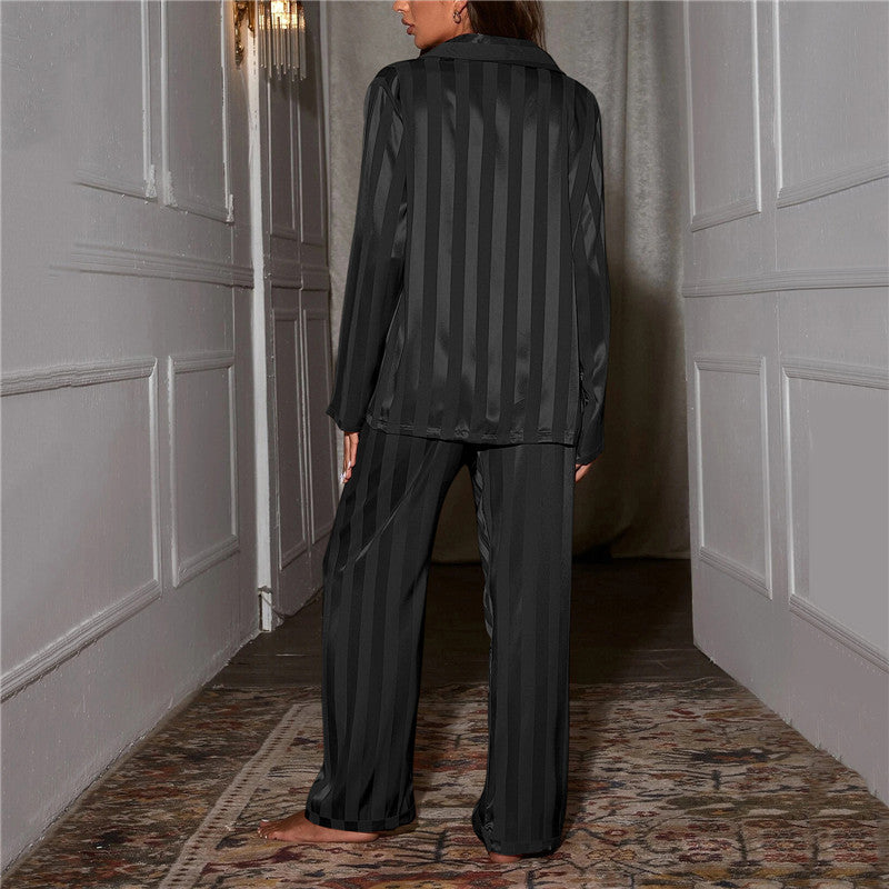 Klassischer Damen-Pyjama in gestreifter Satin-Optik