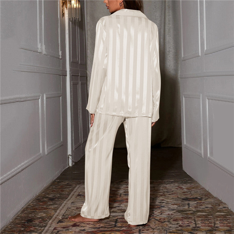 Klassischer Damen-Pyjama in gestreifter Satin-Optik