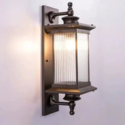 Schwarze Außenwandleuchte im Laternenstil mit geriffeltem Glasschirm