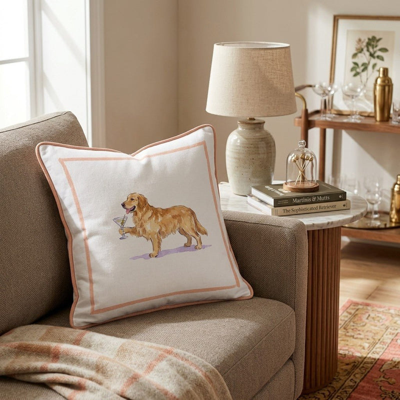 Cremefarbenes Dekokissen mit Golden-Retriever-Motiv und Martini-Glas