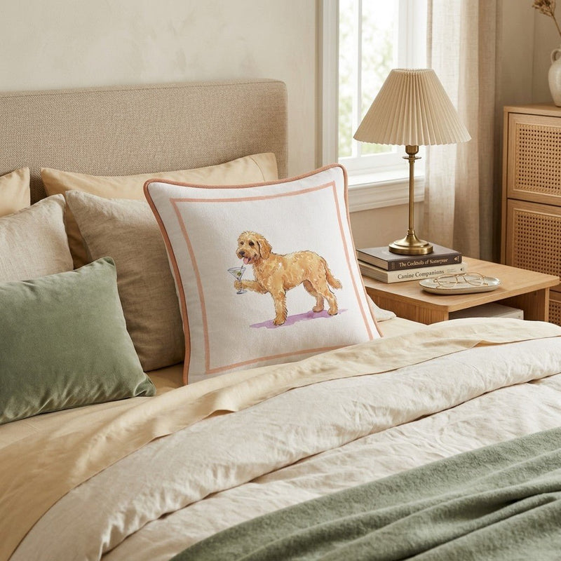 Cremefarbenes Zierkissen mit illustriertem Goldendoodle und farbigem Rahmen