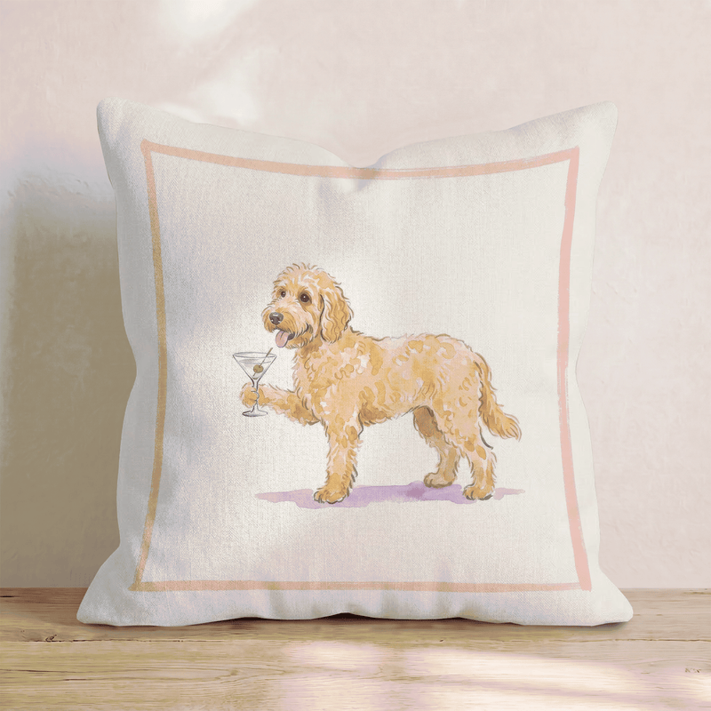 Cremefarbenes Zierkissen mit illustriertem Goldendoodle und farbigem Rahmen