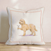 Cremefarbenes Zierkissen mit illustriertem Goldendoodle und farbigem Rahmen