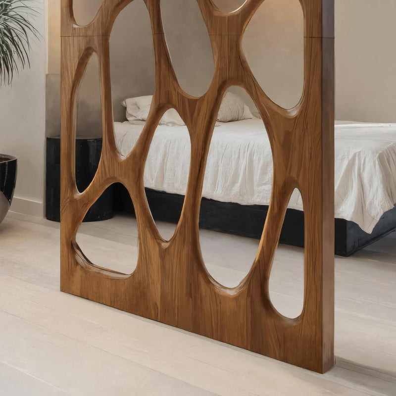 Raumteiler mit organischen Aussparungen und Holzoptik im modernen Wohnbereich