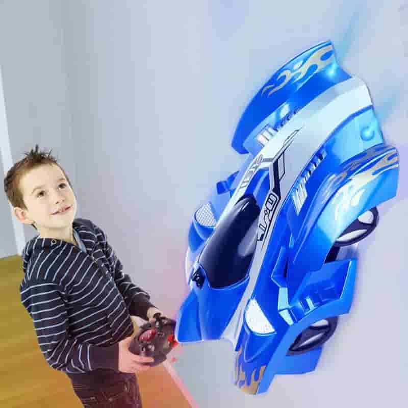 Ferngesteuertes Wandkletterauto mit Fernbedienung an einer Glasscheibe