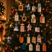 Rote buchähnliche Geschenkbox für einen Parfüm-Adventskalender mit goldfarbenen Ornamenten und Schneeflocken