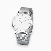 Analoge Armbanduhr mit rundem Zifferblatt und Metallgeflechtarmband