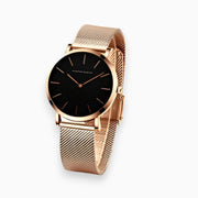 Analoge Armbanduhr mit rundem Zifferblatt und Metallgeflechtarmband