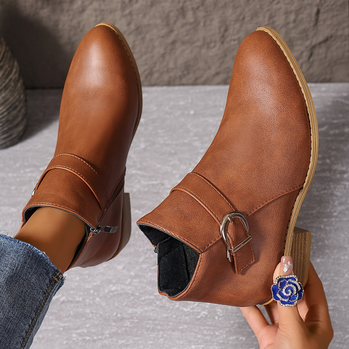 Damen-Stiefeletten mit goldfarbener Schnalle
