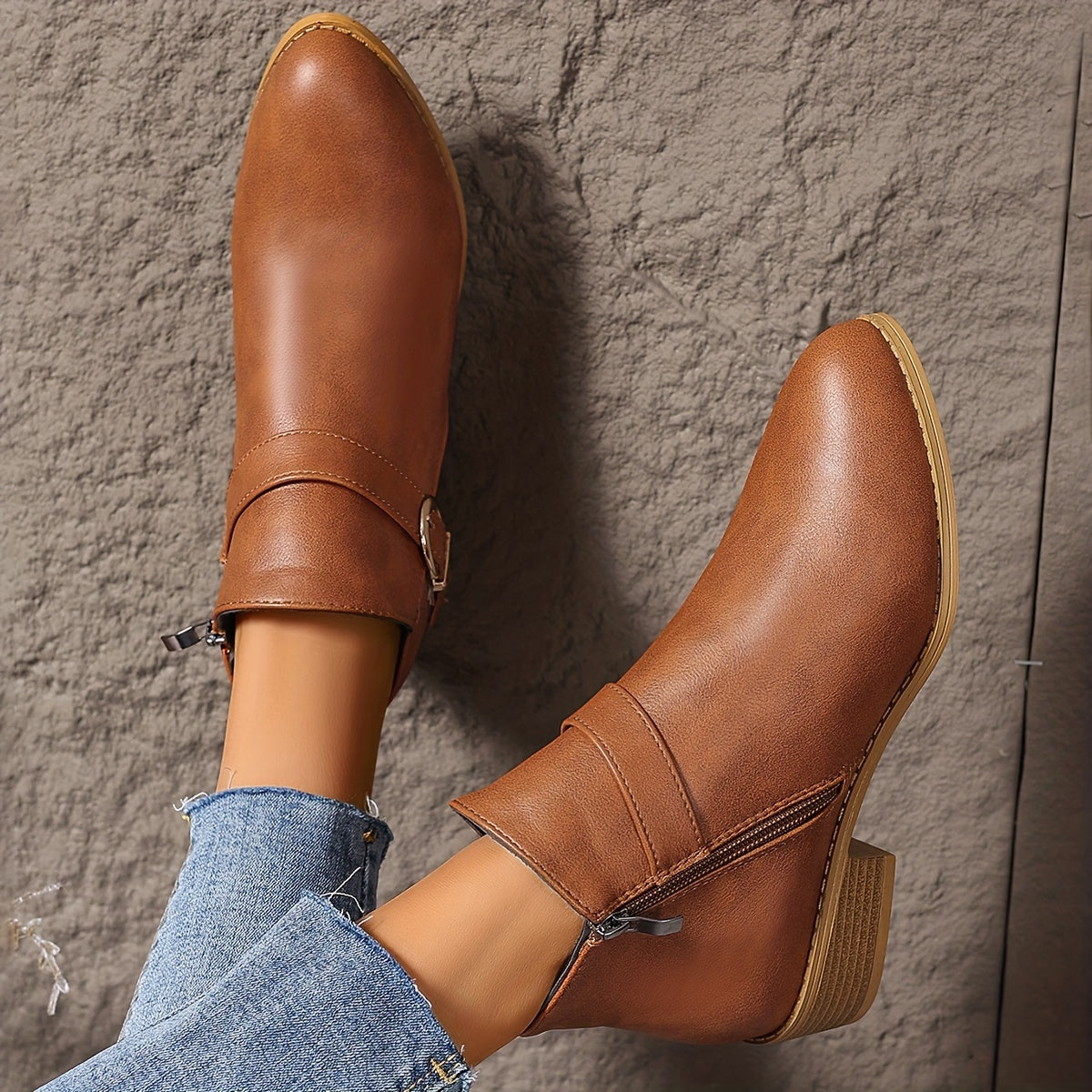 Damen-Stiefeletten mit goldfarbener Schnalle