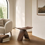 Formholz-Hocker in Schmetterlingsform mit gebogener Sitzfläche