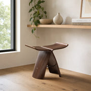Formholz-Hocker in Schmetterlingsform mit gebogener Sitzfläche