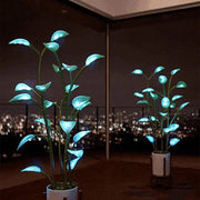 Dekorative LED-Pflanze mit leuchtenden Blättern im weißen rechteckigen Topf