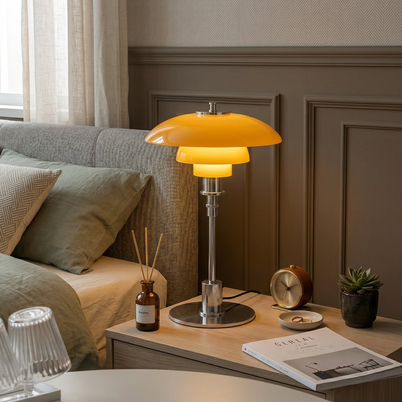 LED-Tischlampe mit mehrstufigem Schirm und schlankem Fuß
