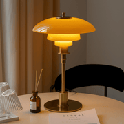 LED-Tischlampe mit mehrstufigem Schirm und schlankem Fuß