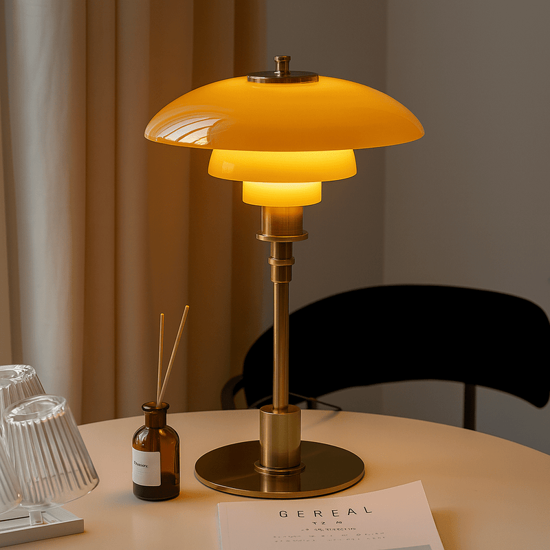 LED-Tischlampe mit mehrstufigem Schirm und schlankem Fuß