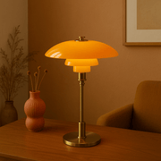 LED-Tischlampe mit mehrstufigem Schirm und schlankem Fuß