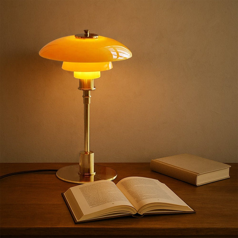 LED-Tischlampe mit mehrstufigem Schirm und schlankem Fuß